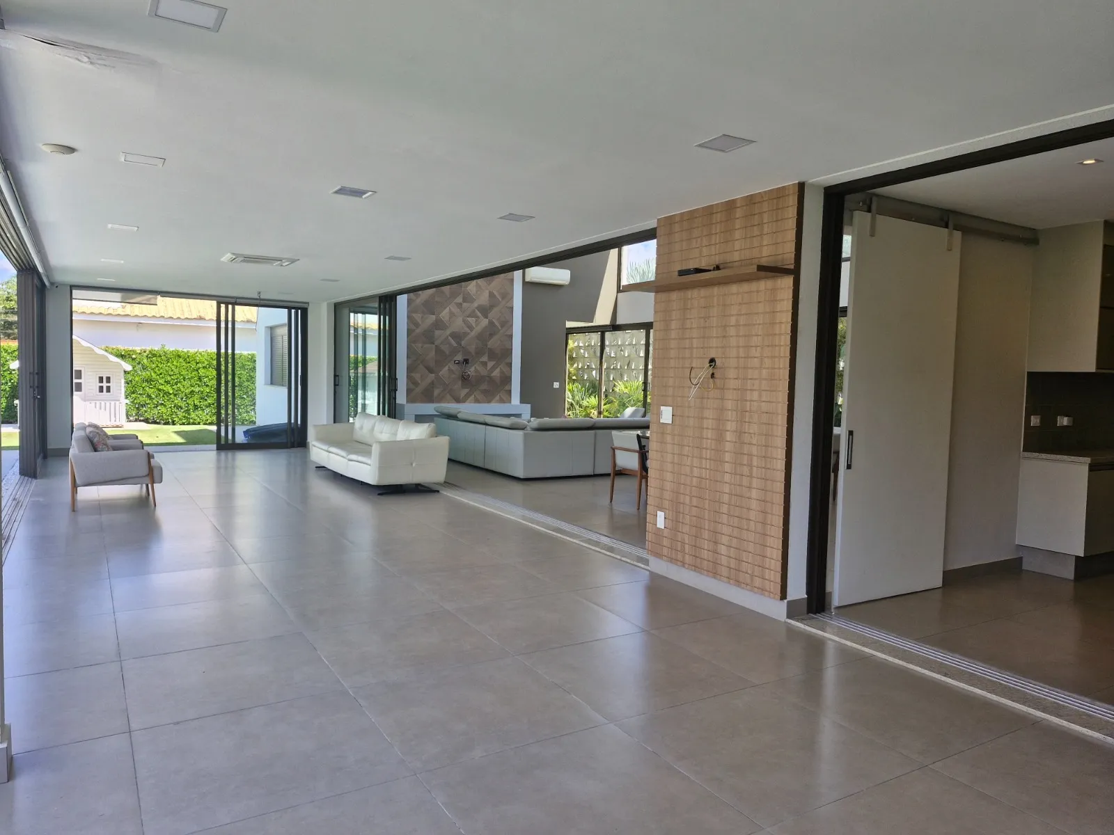 Imagem Casa de alto padrão para locação no Lago Azul Golf Club, Araçoiaba da Serra, com 4 suítes, piscina aquecida e 465 m²