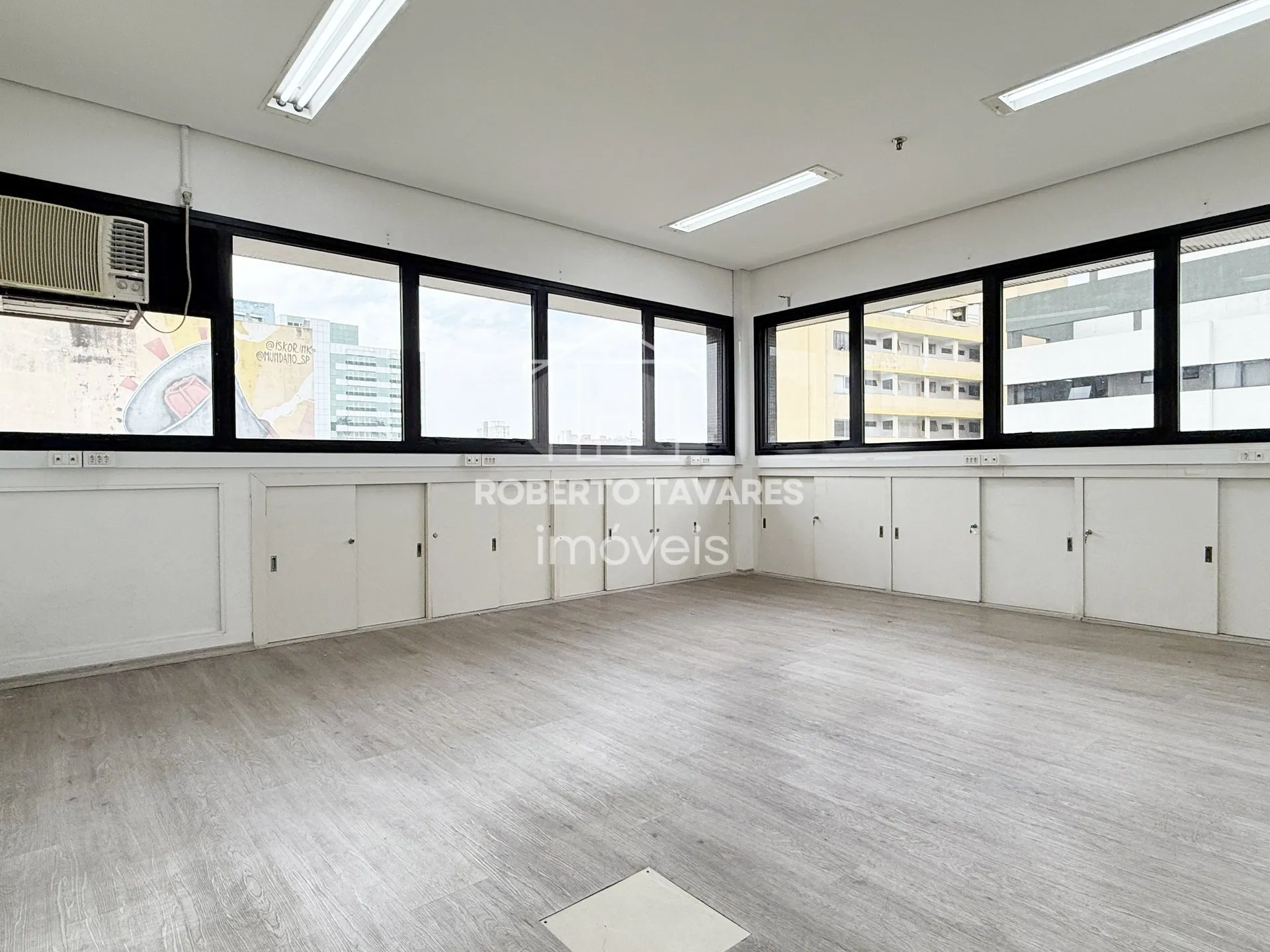 Imagem Prédio monousuário, com 11 andares, 1723m² de área útil, 4032m² de área total, 33 vagas de garagem.