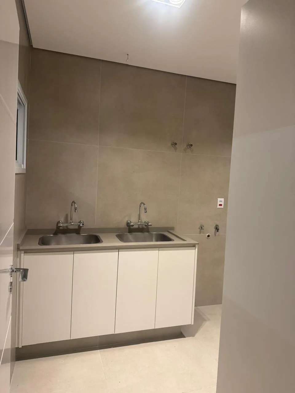 Imagem Sobrado de alto padrão à venda no Condomínio Mont Blanc, Sorocaba, com 3 suítes, piscina e 280 m²