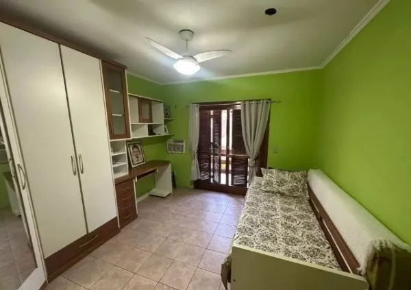 Imagem Ótima casa no bairro Jardim Lindóia, com 4 quartos, pátio amplo e área com churrasqueira