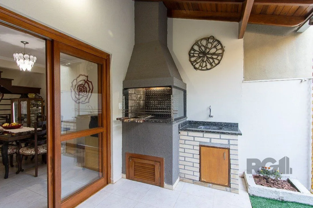 Imagem Casa para Venda - 300m², 5 dormitórios, sendo 1 suites, 4 vagas - Portal do Guarujá