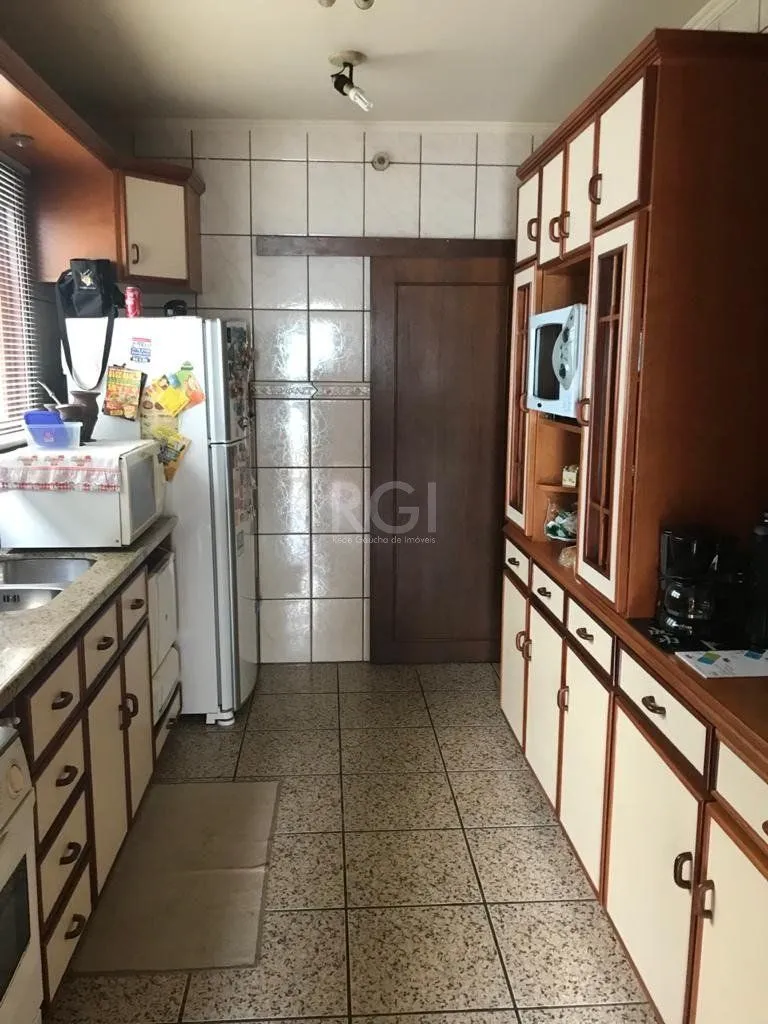 Imagem Casa para Venda - 270m², 4 dormitórios, sendo 1 suites, 5 vagas - Partenon