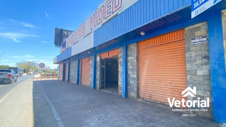 Imagem Ponto Comercial no Centro de Barreiras, formato retangular, frente ampla, 04 vagas de garagem frontal, 02 banheiros, depósito.