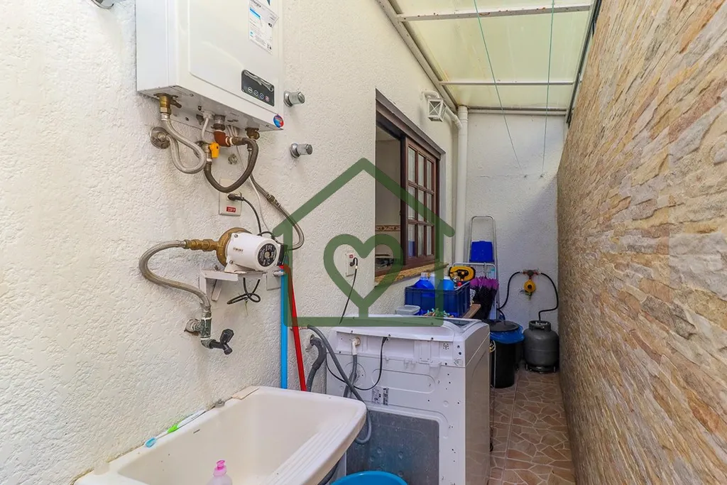 Imagem Excelente Casa/Sobrado de 155m² privativos; logo na entrada 3 vagas de garagem, sendo duas cobertas...