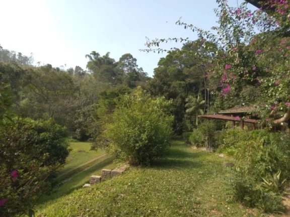 Imagem "Já pensou morar num paraíso com nascentes, colinas, e 7 casas a apenas 50km de São Paulo?"