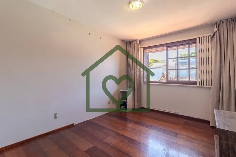 Imagem Casa de dois pavimentos com 3 dormitórios, sendo 1 suíte. No pavimento superior, conta com dois do...