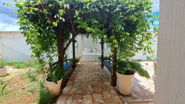 Imagem Casa à venda no bairro Recreio dos Bandeirantes - Uberaba - 3 dormitórios, piscina e área de lazer