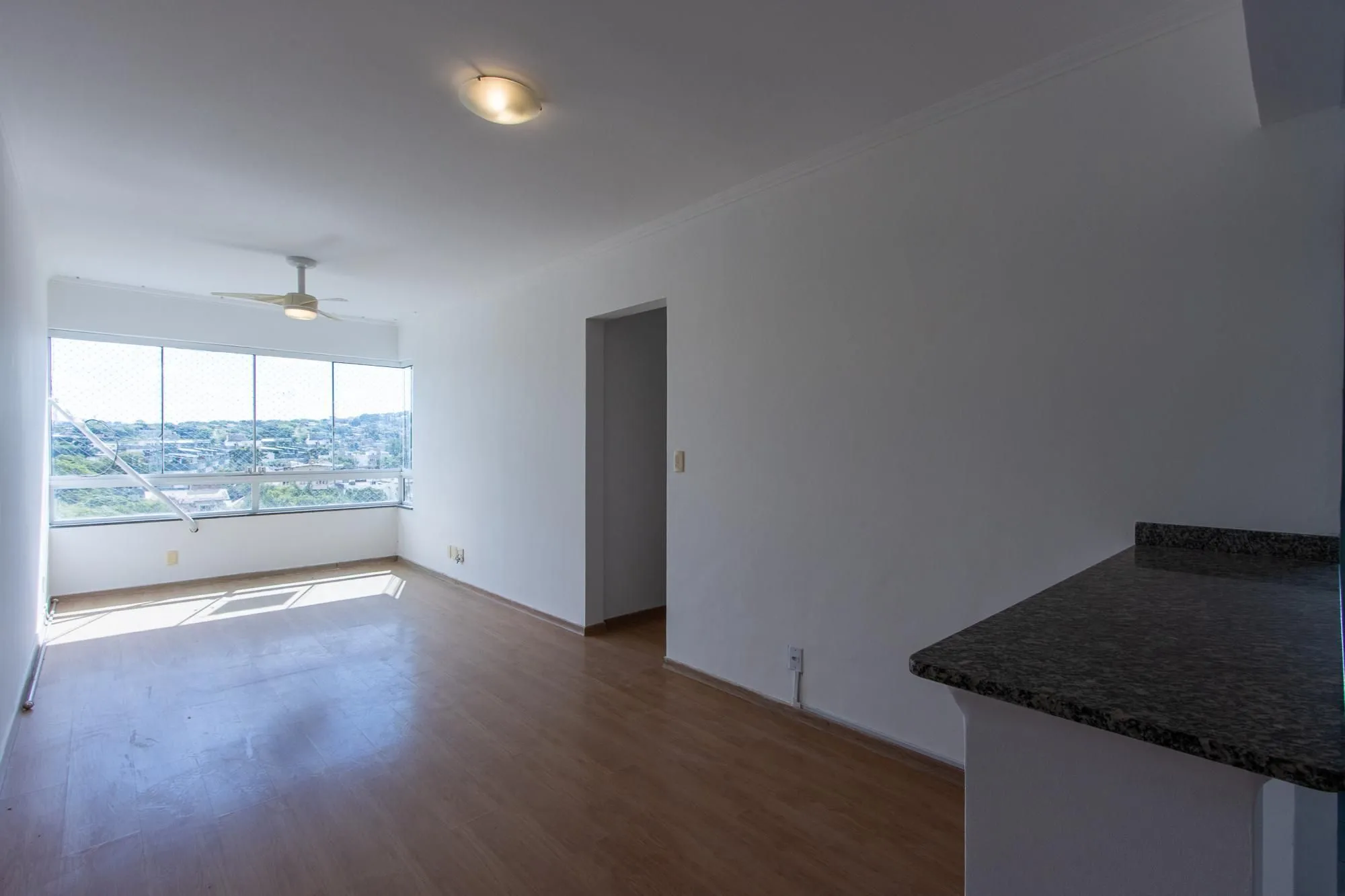 Imagem Apartamento de 3 dormitórios, 1 banheiro e uma vaga de garagem.