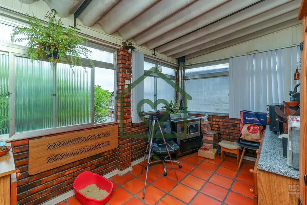 Imagem Bem-vindo a esta encantadora casa à venda em Porto Alegre, situada no coração do bairro Santo Ant...