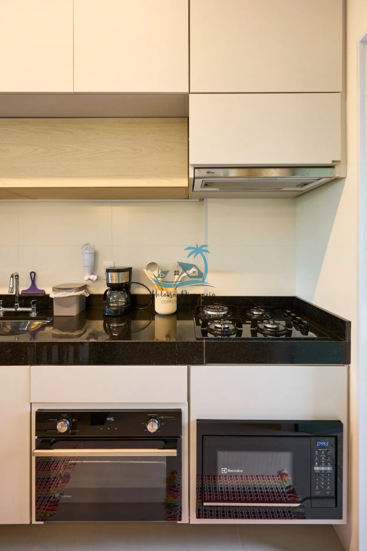 Imagem Apartamento de alto padrão a venda em Ubatuba á 70 metros do mar, bairro Santa Rita/Enseada.