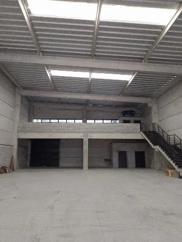 Imagem LOCAÇÃO DE GALPÃO COMERCIAL NO CENTRO DE ARUJÁ/SP, 700m² com mezanino, 5 banheiros sendo 1 acessível, 5 vagas e energia trifásica. CONSULTE-NOS.