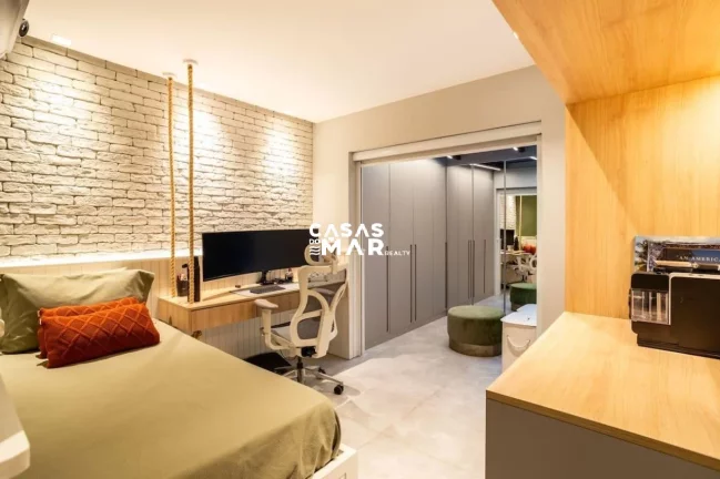 Imagem Apartamento de Luxo no Leblon: 2 quartos, 1 suíte, 2 salas, 2 banheiros, 1 vaga. 133m², próximo à praia, novíssimo, com piscina.