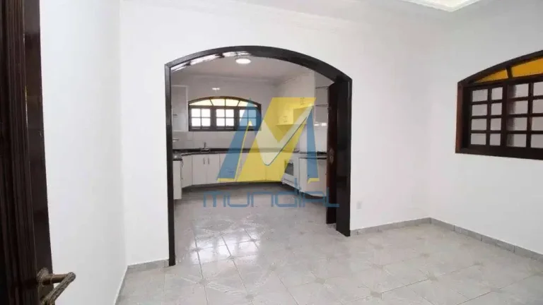 Imagem O imóvel conta com 4 dormitórios, sendo 1 suíte com banheira e sacada.