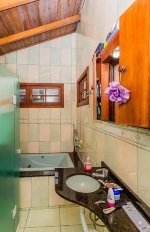 Imagem Casa de 3 dormitórios , com suíte , banheiro social , 2 apartamentos de 1 dormitório nos fundos ,vaga para 3 carros !