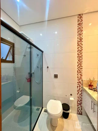 Imagem Casa t?(C)rrea em condomínio com piscina, vista permanente e 03 suítes.
