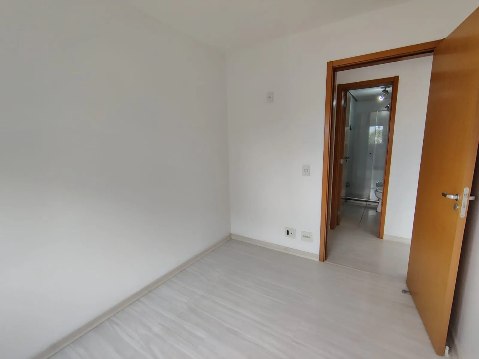 Imagem Apartamento de 2 dormitórios, living, cozinha planejada, área de serviço, banheiro social e 1 vaga de garagem escriturada.