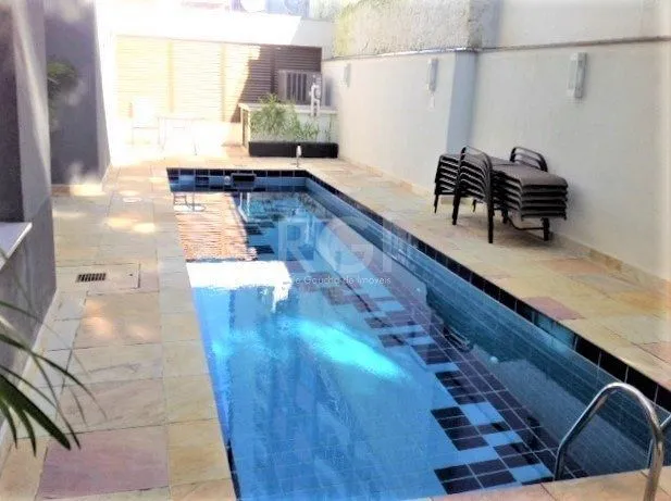 Imagem Excelente, amplo e ensolarado apartamento 3 dormitórios sendo 1 suíte, com living 2 ambientes, banheiro social, semimobiliado e com 2 vagas de garagem.
