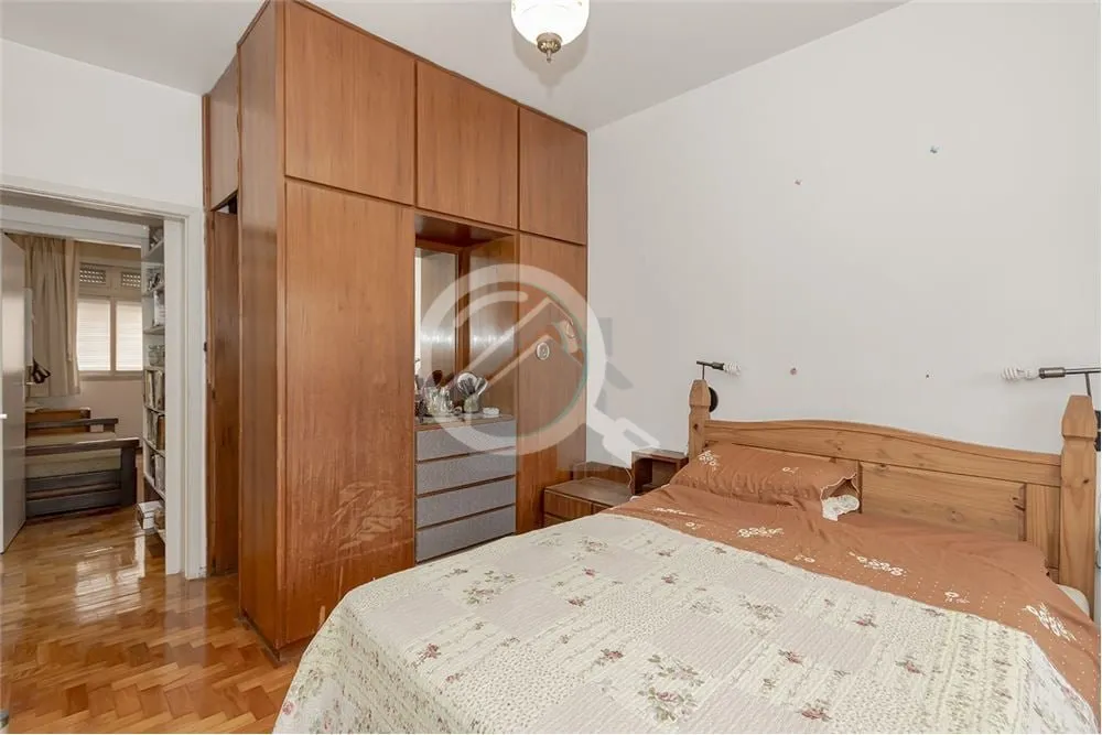 Imagem Apartamento à venda na Rua Sarmento Leite, no coração do Centro Histórico de Porto Alegre, em fr...
