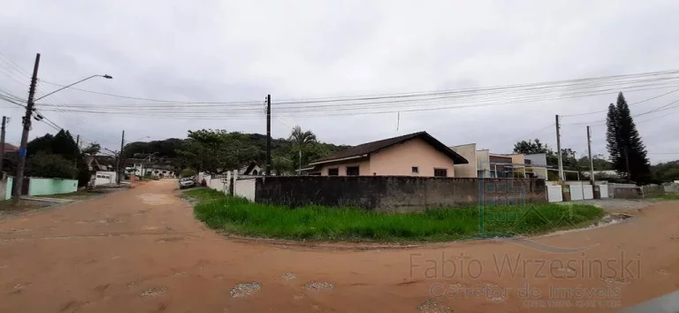 Imagem Vendo Terreno Esquina Itinha edificado com uma casa de Alvenaria