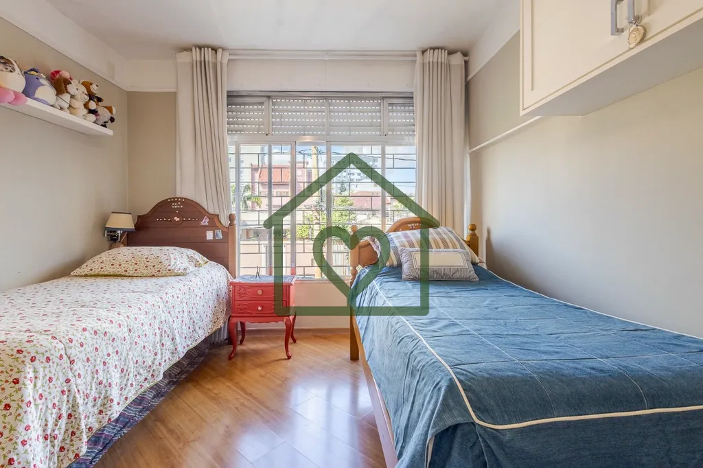 Imagem Apartamento semimobiliado no Jardim Botânico de 2 dormitórios com 105 m² privativos. Imóvel cont...