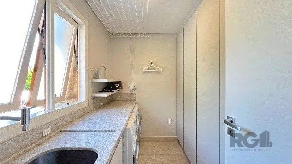 Imagem Apartamento de 200m², 4 quartos, 1 suíte e 4 vagas - Moinhos de Vento