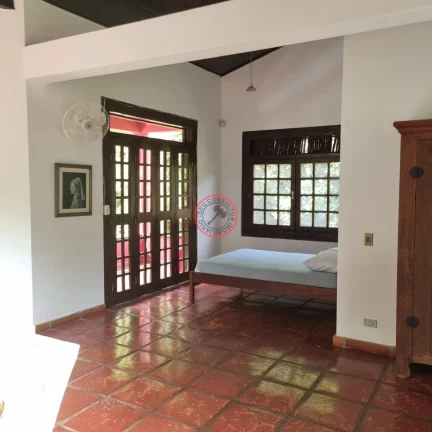 Imagem CASA COM 3 QUARTOS , SALA ESTAR ,SALA DE JANTAR, PISCINA, LAVANDERIA , ACESSO AO RIO ,BANHEIROS, LAVABO,3 VAGAS,974 mt de terreno