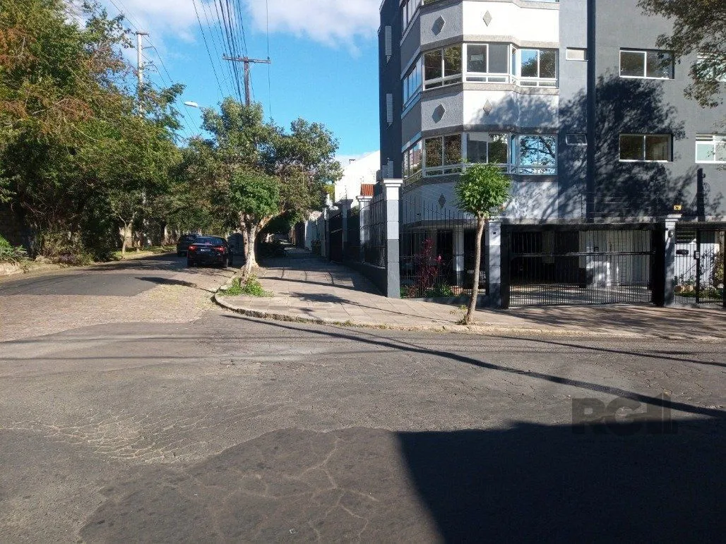 Imagem Vende prédio com 3 apartamentos, 9 dormitórios, 3 suíte, 3 salas amplas com churrasqueira, box 8 vaga coberta, 479 m² por R$ 2.150.000,00- São João - Porto Alegre/RS
