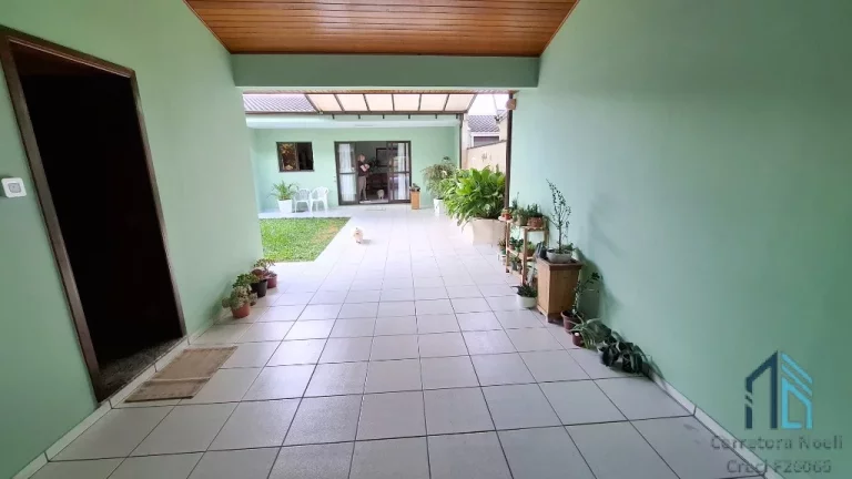 Imagem Casa com edícula, 04 quartos sendo 2 suítes, amplo terreno fundos, no Atuba em Curitiba PR
