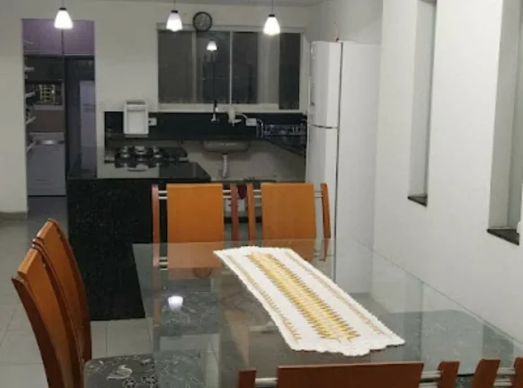 Imagem Sobrado espaçoso, recém-reformado, pronto para morar!