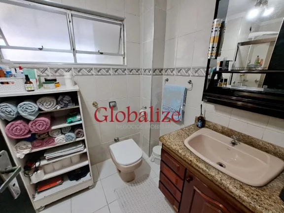 Imagem Apartamento com 131m², 2 quartos, varanda, dependência, vaga demarcada por R$720.000,00 no Gonzaga em Santos