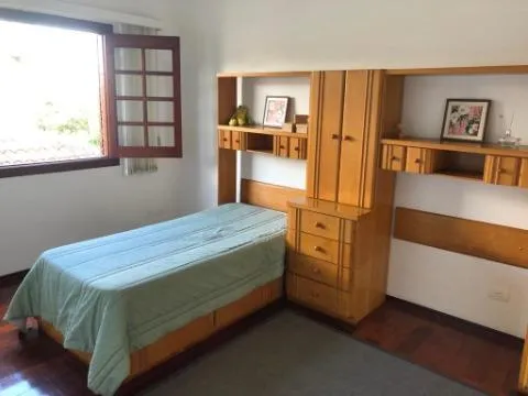 Imagem VENDA DE SOBRADO NO CONDOMÍNIO ARUJÁ V, EM ARUJÁ/SP, 264m² com 3 quartos, suíte, churrasqueira, jardim, cozinha americana e 04 vagas. CONSULTE-NOS.