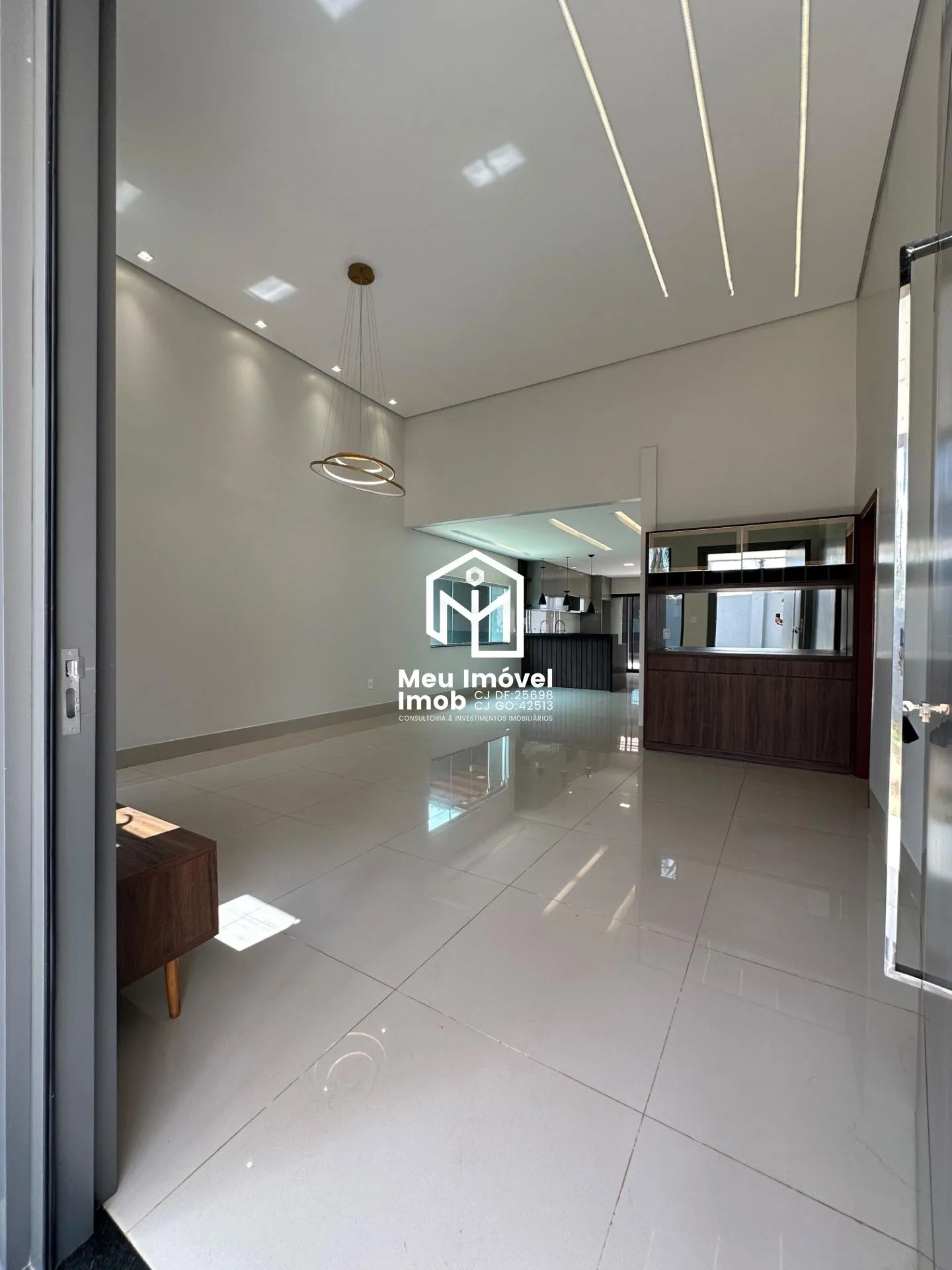 Foto do imóvel Casa 4 Quartos 3 Suítes 5 Vagas 500m² em Conjunto 6 - Setor Habitacional Arniqueira, Brasília - DF
