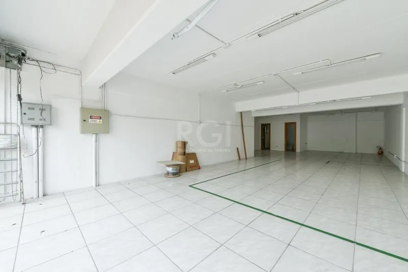 Imagem MÁFFER IMÓVEIS ALUGA - DEPÓSITO / PAVILHÃO Av. Voluntários da Pátria, 2822 - Floresta | Porto Alegre/RS Área privativa: 110 m² Vaga de garagem / carga e descarga