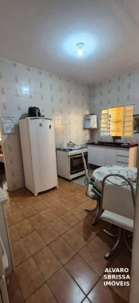 Imagem Casa em bairro com ótima localização e quintal amplo