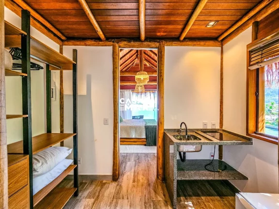 Imagem Casa de Luxo à Beira Mar em Angra dos Reis: 6 Suítes, 7 Salas, 950m² - Piscina, Churrasqueira e Deck Privativo