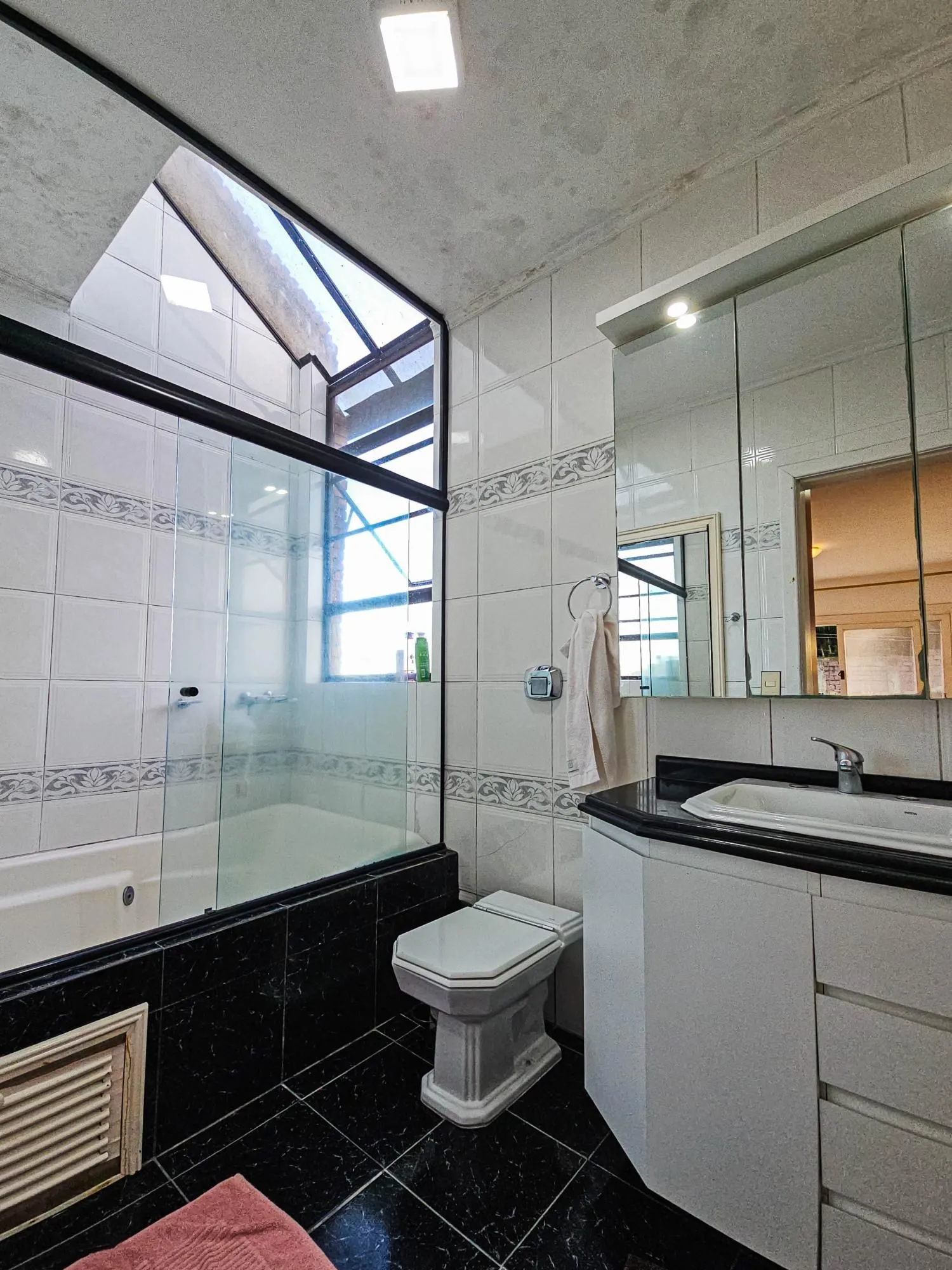 Imagem Casa na Vila Conceição, 3 dormitórios, 1 suíte, churrasqueira, lareira, 4 vagas, piscina aquecida e vista perene para o Rio.