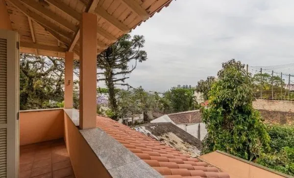 Imagem CASA DESOCUPADA E SEMI MOBILIADA, COM SUÍTE MASTER, SACADA, VISTA PANORÂMICA, EM AMPLO TERRENO NO SANTA TEREZA
