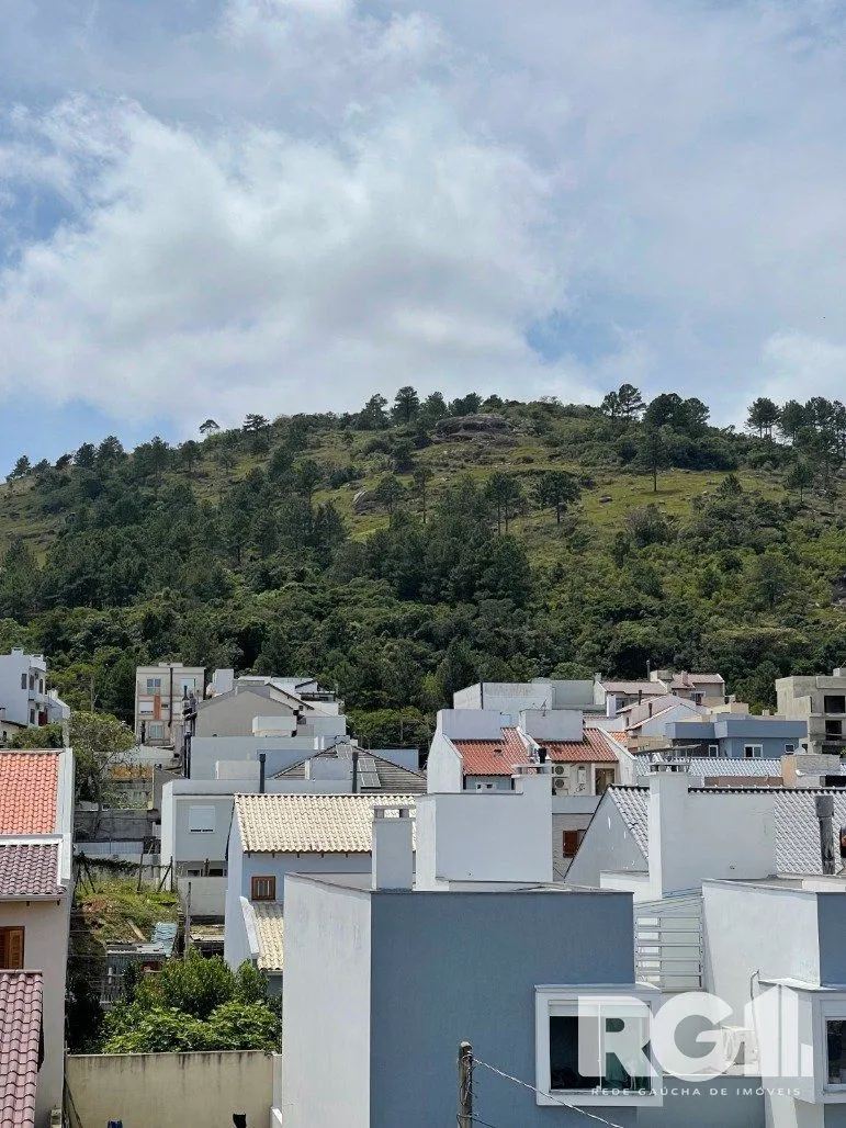 Imagem Bela casa três dormitórios localizada nos altos do bairro Guarujá