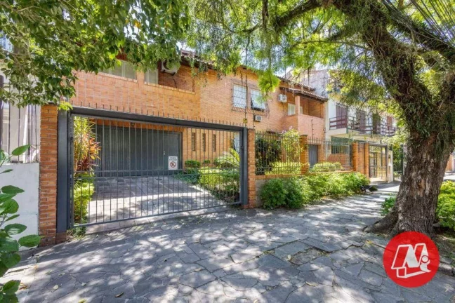Imagem No bairro Rio Branco, casa de 337 m², semimobiliáda, 4 dormitórios, 3 vagas, jardim com piscina.