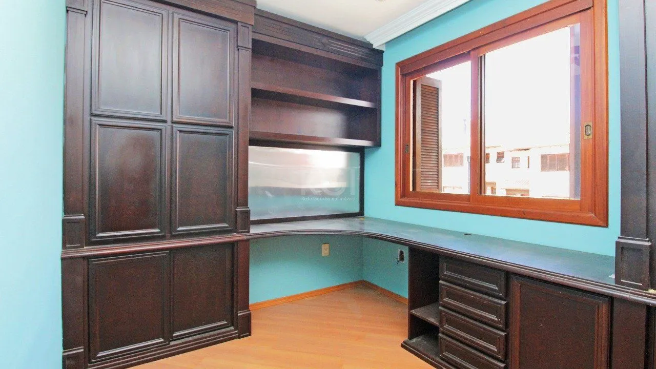 Imagem Excelente casa em condomínio com três (3) dormitórios, uma (1) suíte, duas (2) vagas de garagem próximo ao Barra Shopping , no bairro Cristal em Porto Alegre.