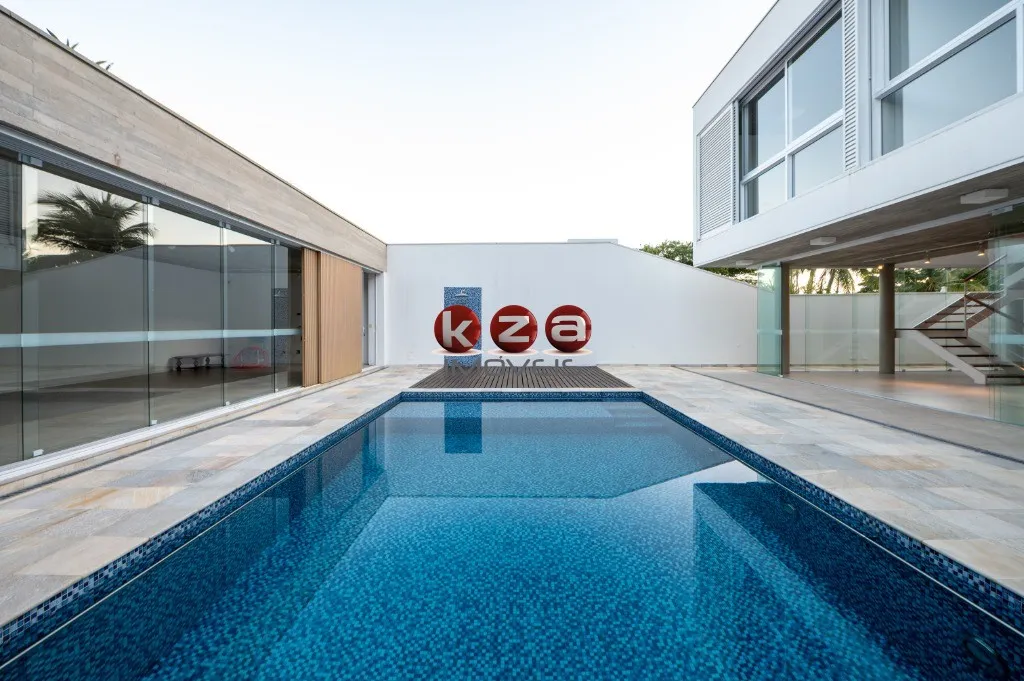 Imagem Imóvel de luxo à venda em São Sebastião-SP: Casa na Praia de Guaecá com 4 suítes, 3 salas, amplo gourmet e piscina, ao lado do mar.