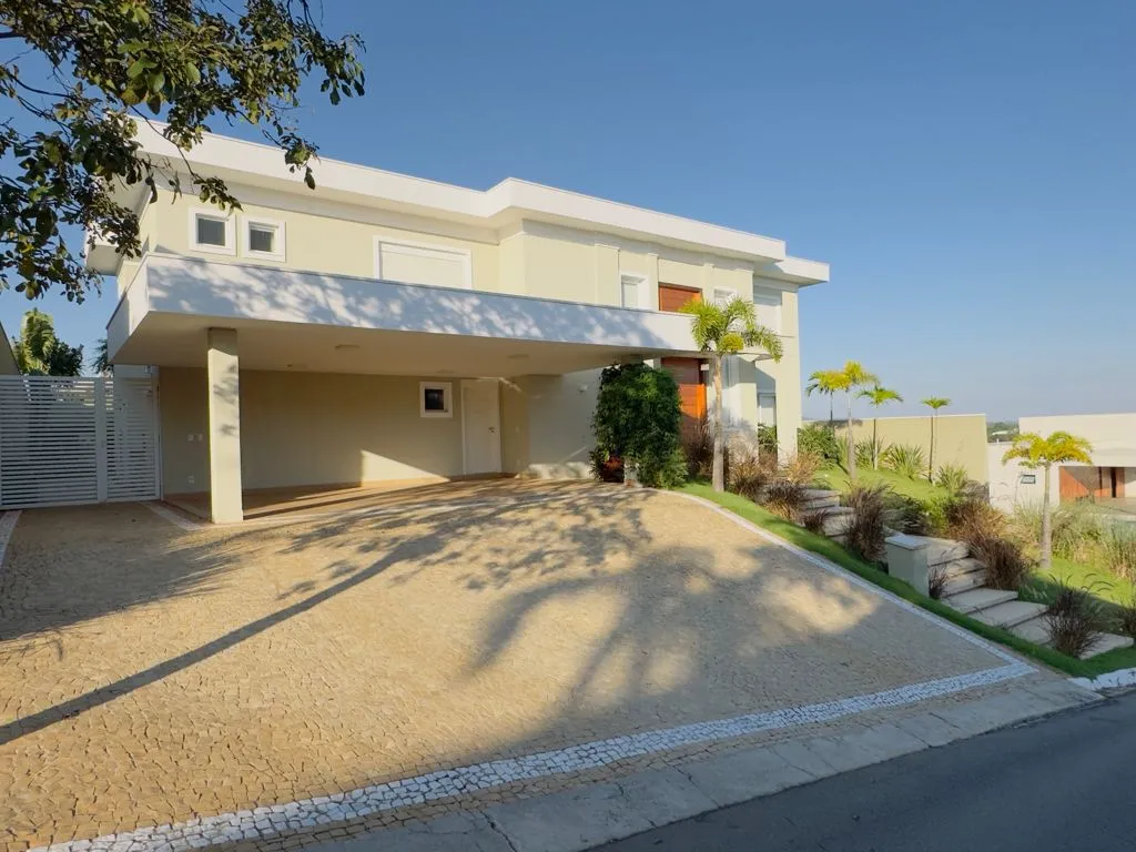 Imagem Casa de Luxo em Condomínio à Venda em Valinhos-SP, 4 Suítes, 3 Salas, 7 Banheiros, 4 Vagas de Garagem 460m²