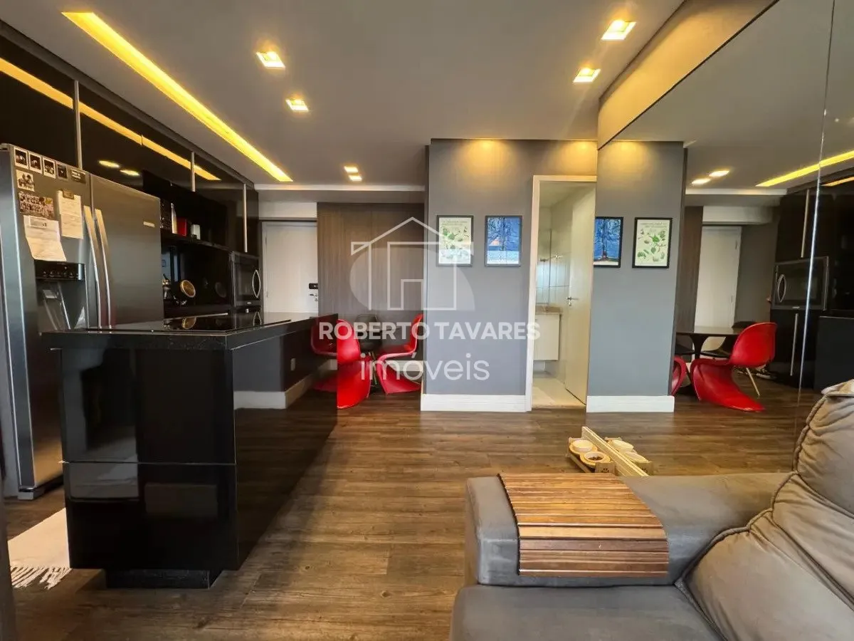 Imagem Apartamento mobiliado com 50 m², muito bem distribuídos, com 2 dormitórios, sendo 1 suíte, 1 vaga de garagem além de estar repleto de armários planejados.