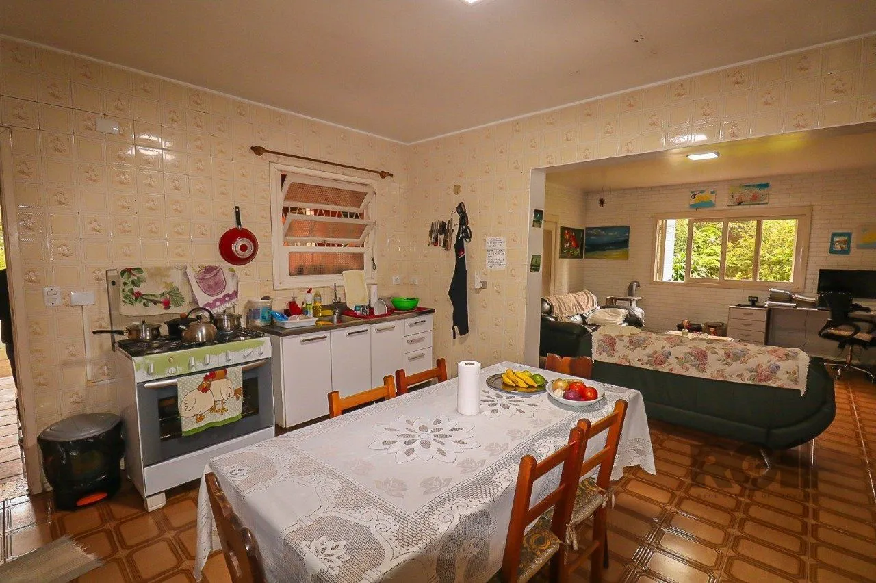 Imagem Casa com 2 quartos, vaga de garagem, churrasqueira, com 200m² privativos no centro de Esteio/RS