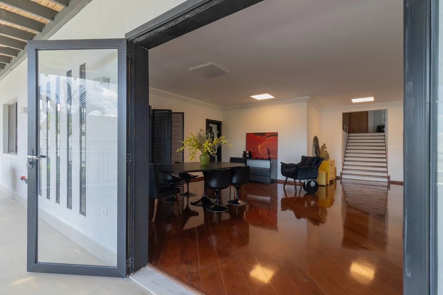 Imagem Casa de Luxo Modernizada em Alphaville ? Privacidade, Conforto e Sustentabilidade