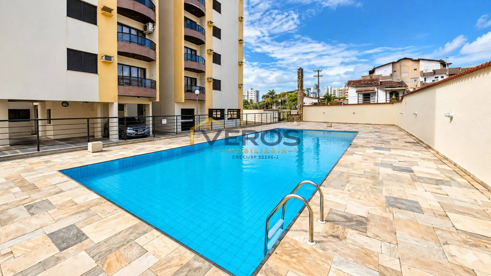 Foto do imóvel Apartamento a venda com 3 quartos a 300m da praia Martim de Sá em Caraguá