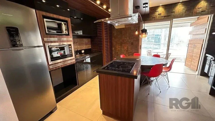 Imagem Apartamento 2 dormitórios, sendo 1 suíte, 77 m² de área privativa e 2 vaga(s) de garagem. Localizado na Rua Mario Antunes da Cunha, no bairro Petrópolis em Porto Alegre.
