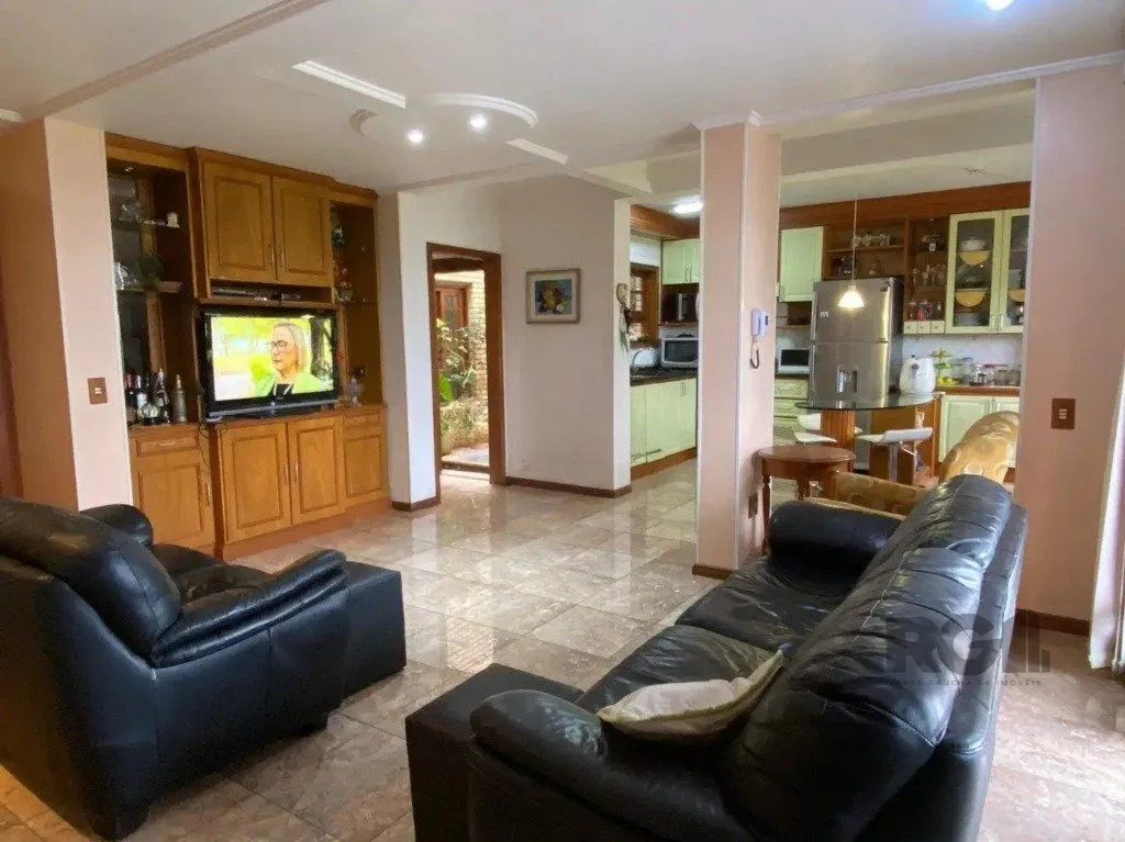 Imagem Casa com 4 dormitórios no bairro nonoai