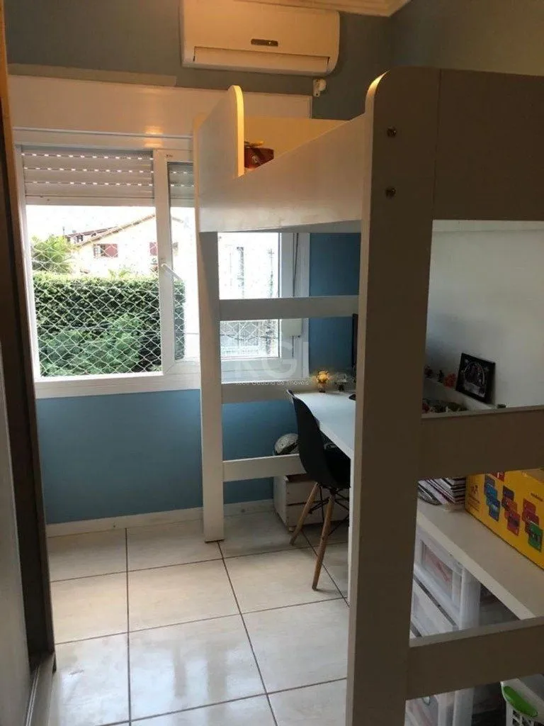 Imagem Casa com 03 dormitórios, 01 suíte, pátio com churrasqueira e 03 vagas de garagem no bairro Tristeza