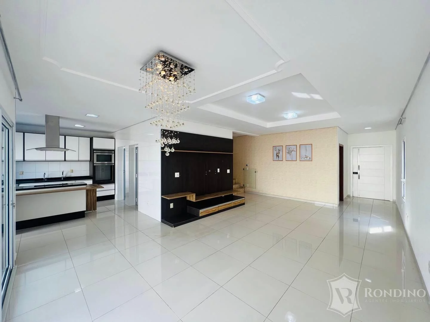 Imagem Sobrado com 5 suítes, varanda gourmet e piscina.